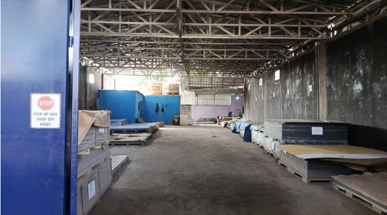 Penyimpanan produk di gudang Sakura Matriks Utama