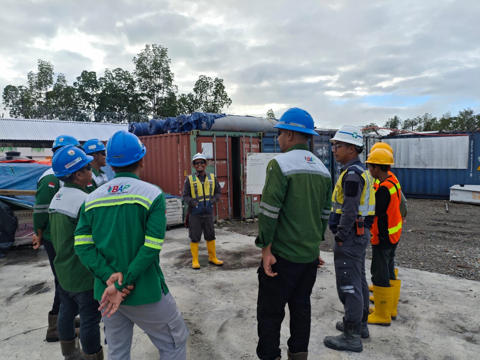 Pekerjaan cubicle toilet dan flooring PT Sakura Matriks Utama